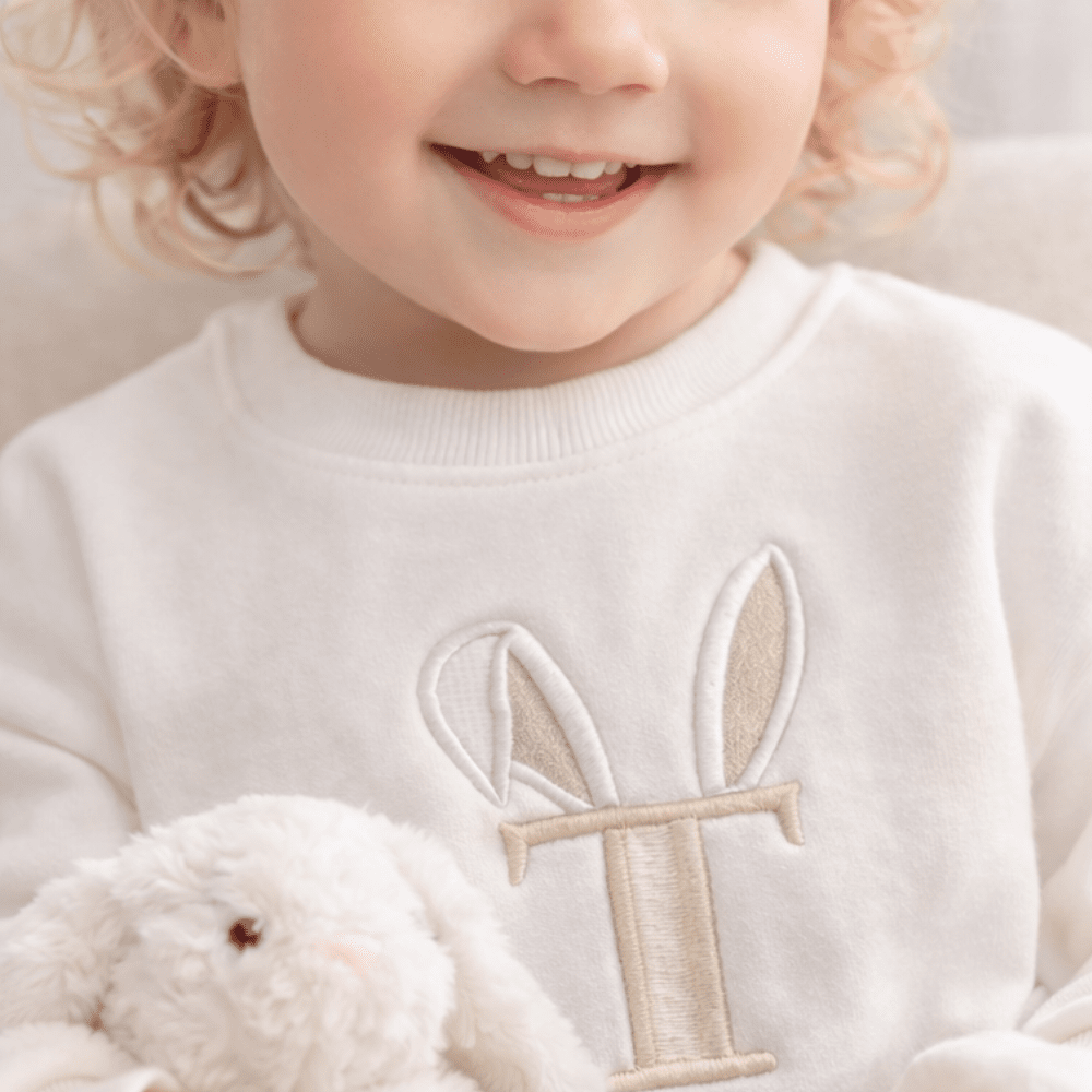 Otroški jopa z vezeno začetnico in zajčjimi ušeski - PUFFI