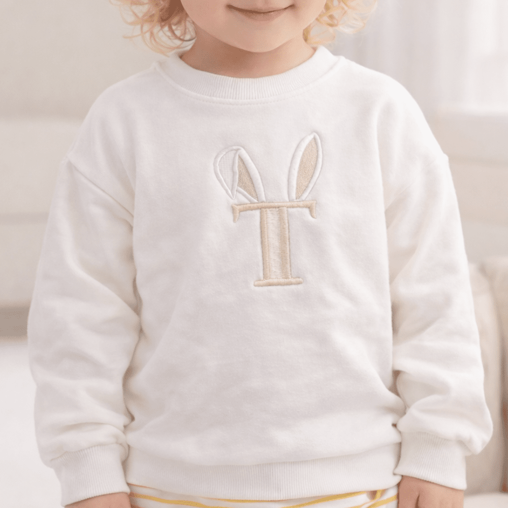 Otroški jopa z vezeno začetnico in zajčjimi ušeski - PUFFI