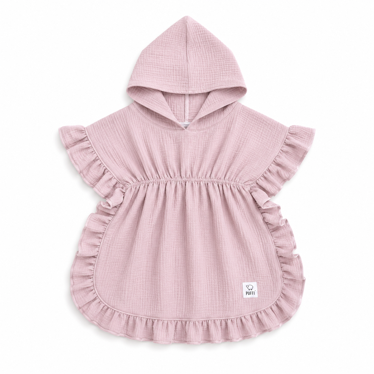 Otroški kopalni pončo iz muslina v puder roza barvi z naborki in kapuco na beli podlagi znamke Puffi.
