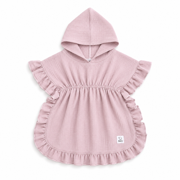 Otroški kopalni pončo iz muslina v puder roza barvi z naborki in kapuco na beli podlagi znamke Puffi.
