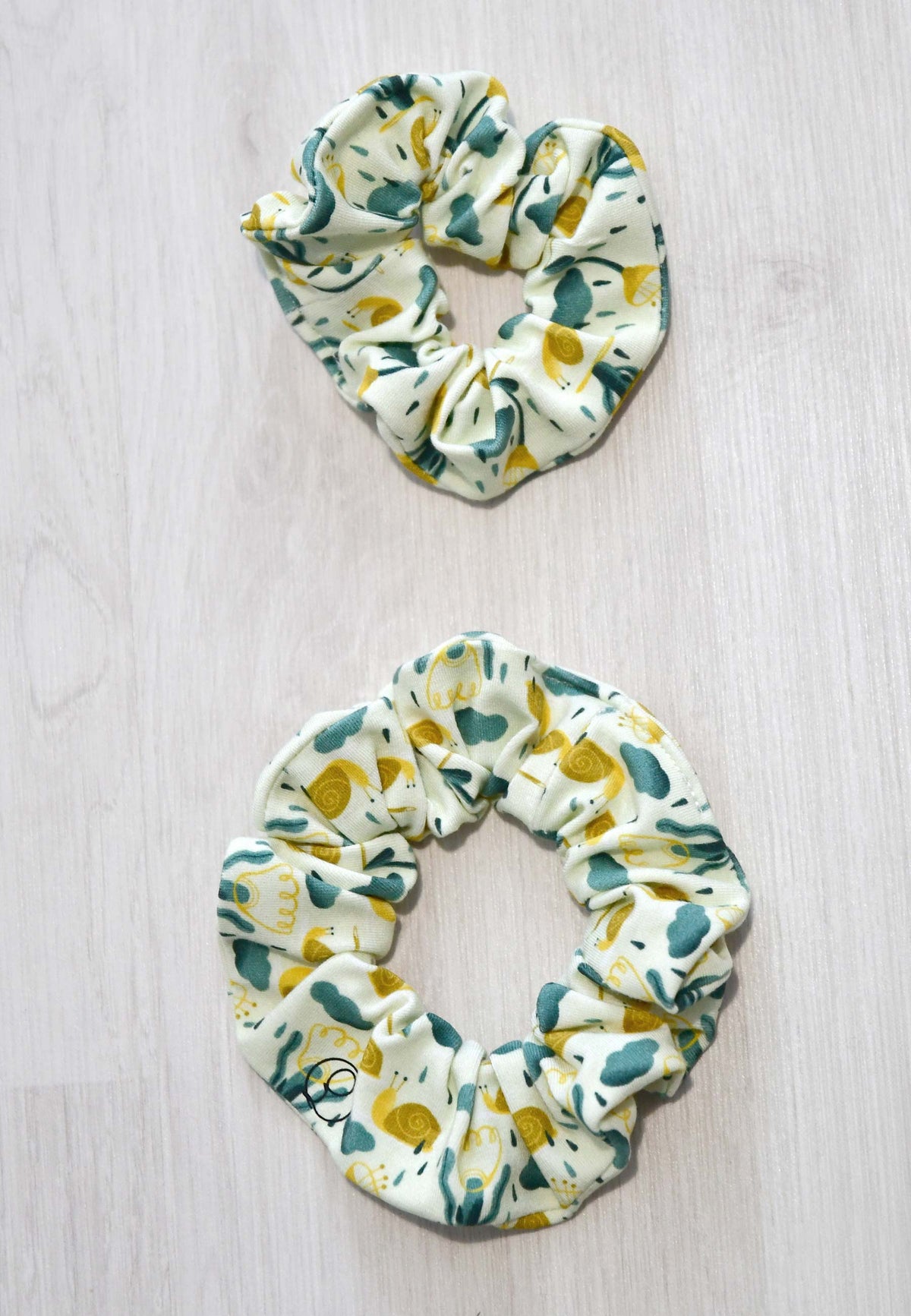 Bamboo Chouchou (scrunchie) - Snails - Blue Balloon