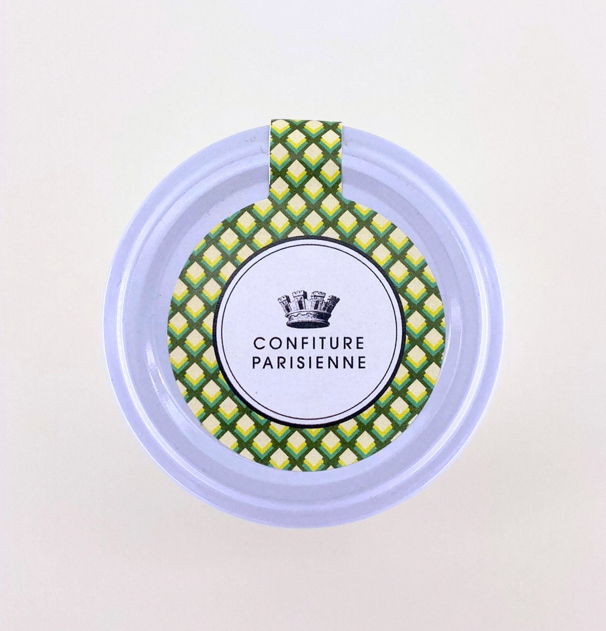 Couvercle du pot de Pâte à Tartiner Pistache vu de dessus, logo Confiture Parisienne et motif écailles vert et jaune