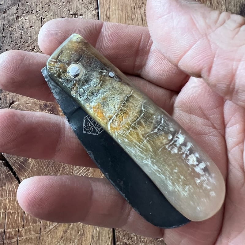 Le couteau basque du berger-l'authentique couteau basque traditionnel en corne de manech et sa lame en acier carbone.