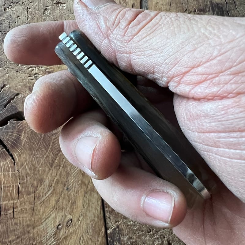 Le couteau basque du berger-l'authentique couteau basque traditionnel en corne de manech et sa lame en acier carbone.