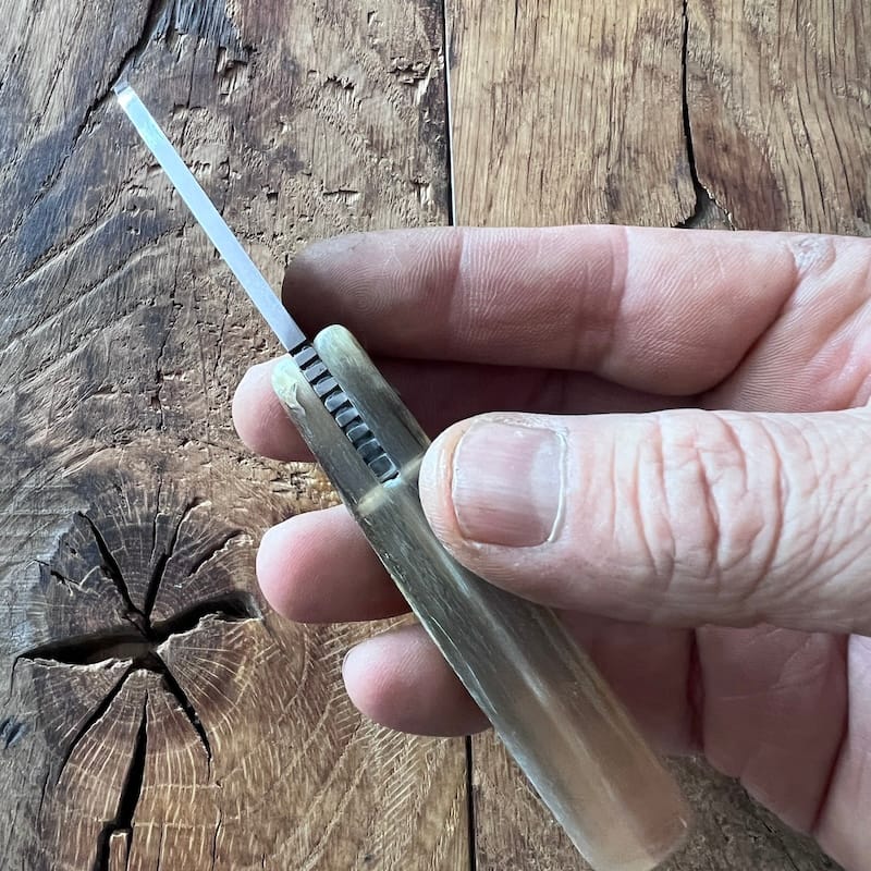 Le couteau basque du berger-l'authentique couteau basque traditionnel en corne de manech et sa lame en acier carbone.