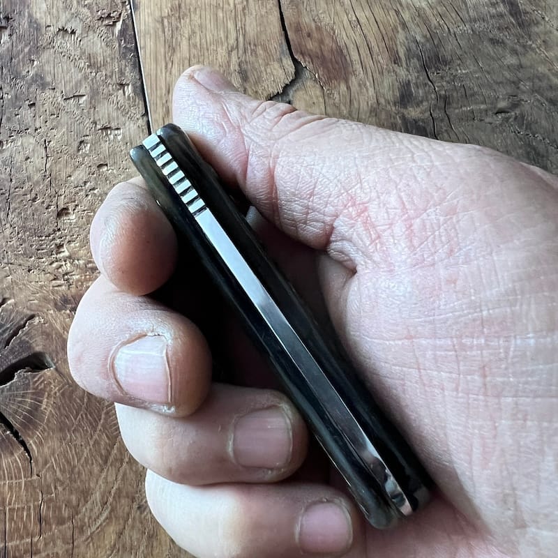 Le couteau basque du berger-l'authentique couteau basque traditionnel en corne de manech et sa lame en acier carbone.