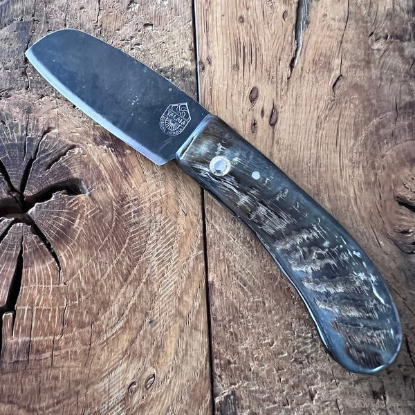 Le couteau basque du berger-l'authentique couteau basque traditionnel en corne de manech et sa lame en acier carbone.