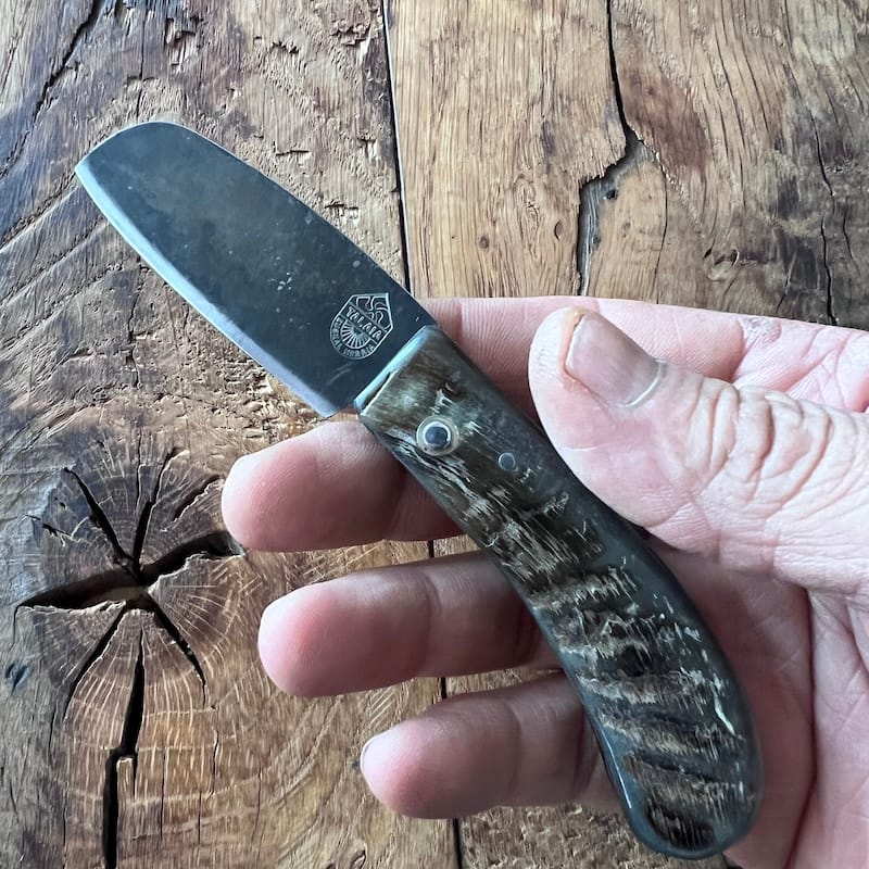 Le couteau basque du berger-l'authentique couteau basque traditionnel en corne de manech et sa lame en acier carbone.