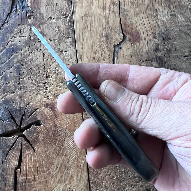 Le couteau basque du berger-l'authentique couteau basque traditionnel en corne de manech et sa lame en acier carbone.