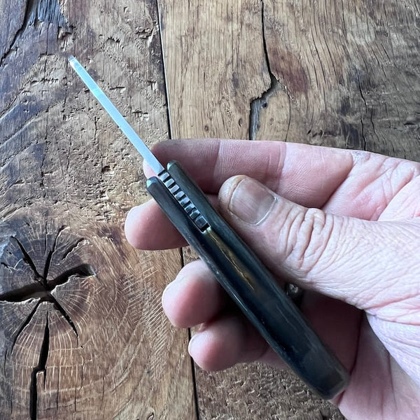 Le couteau basque du berger-l'authentique couteau basque traditionnel en corne de manech et sa lame en acier carbone.