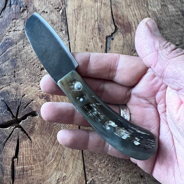 Le couteau basque du berger-l'authentique couteau basque traditionnel en corne de manech et sa lame en acier carbone.