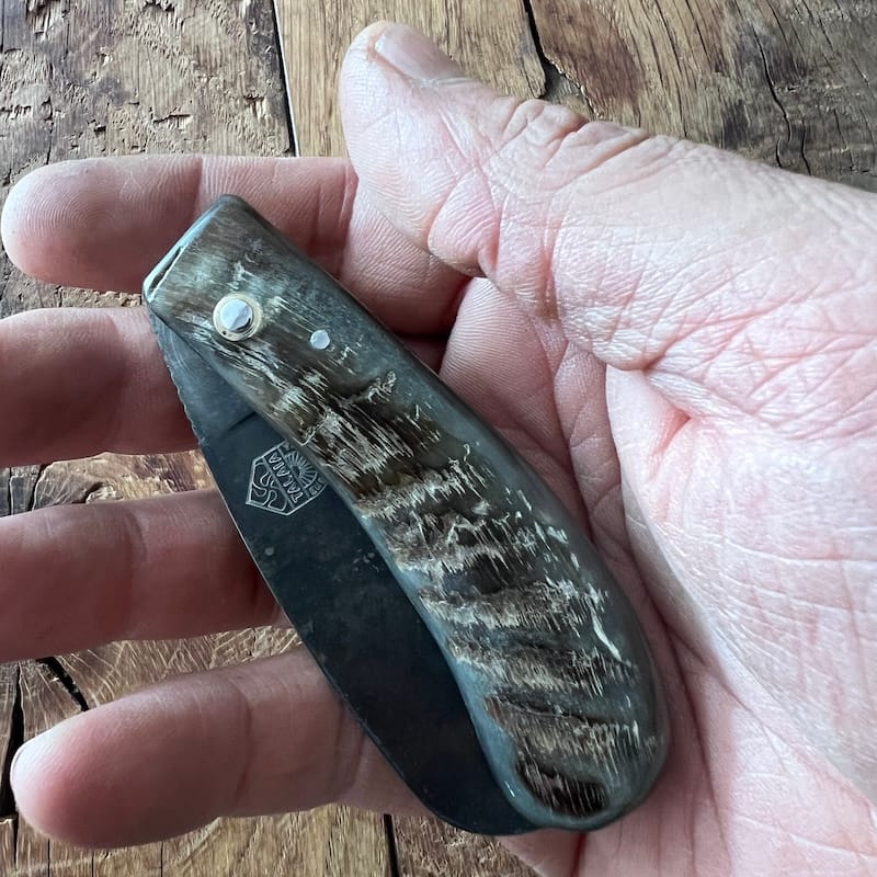 Le couteau basque du berger-l'authentique couteau basque traditionnel en corne de manech et sa lame en acier carbone.