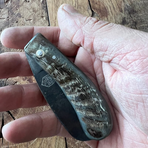 Le couteau basque du berger-l'authentique couteau basque traditionnel en corne de manech et sa lame en acier carbone.