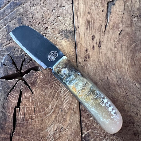 Le couteau basque du berger-l'authentique couteau basque traditionnel en corne de manech et sa lame en acier carbone.