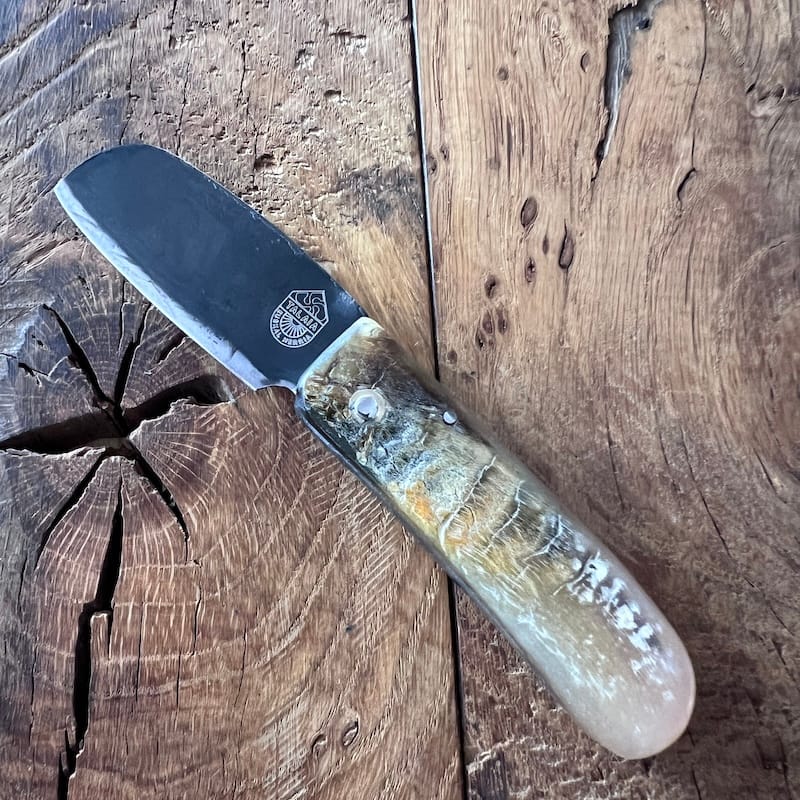 Le couteau basque du berger-l'authentique couteau basque traditionnel en corne de manech et sa lame en acier carbone.