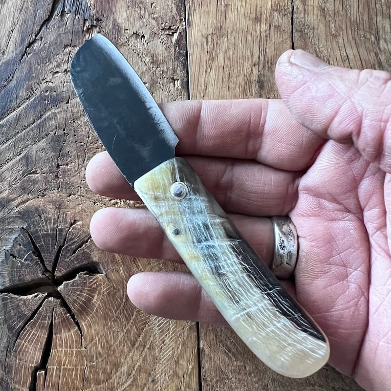 Le couteau basque du berger-l'authentique couteau basque traditionnel en corne de manech et sa lame en acier carbone.