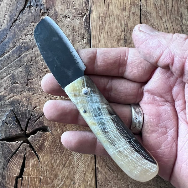 Le couteau basque du berger-l'authentique couteau basque traditionnel en corne de manech et sa lame en acier carbone.