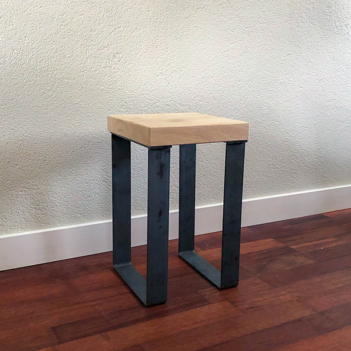 Mesa Lateral Inteligente – Mesa Baja para Plantas Sin Acabado