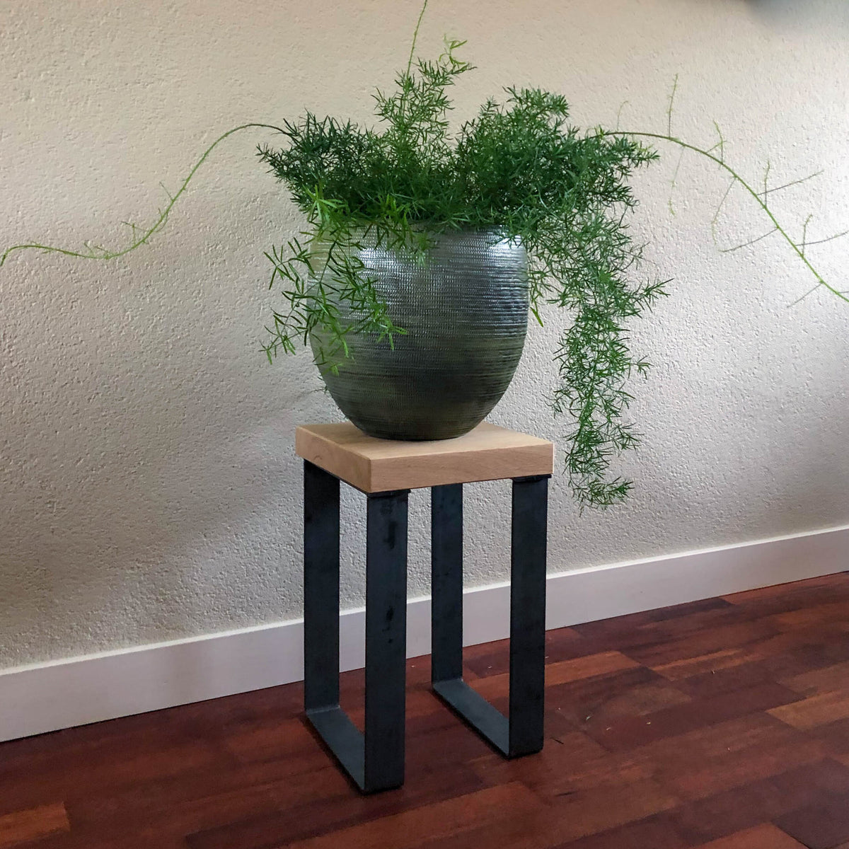 Mesa Lateral Inteligente – Mesa Baja para Plantas Sin Acabado