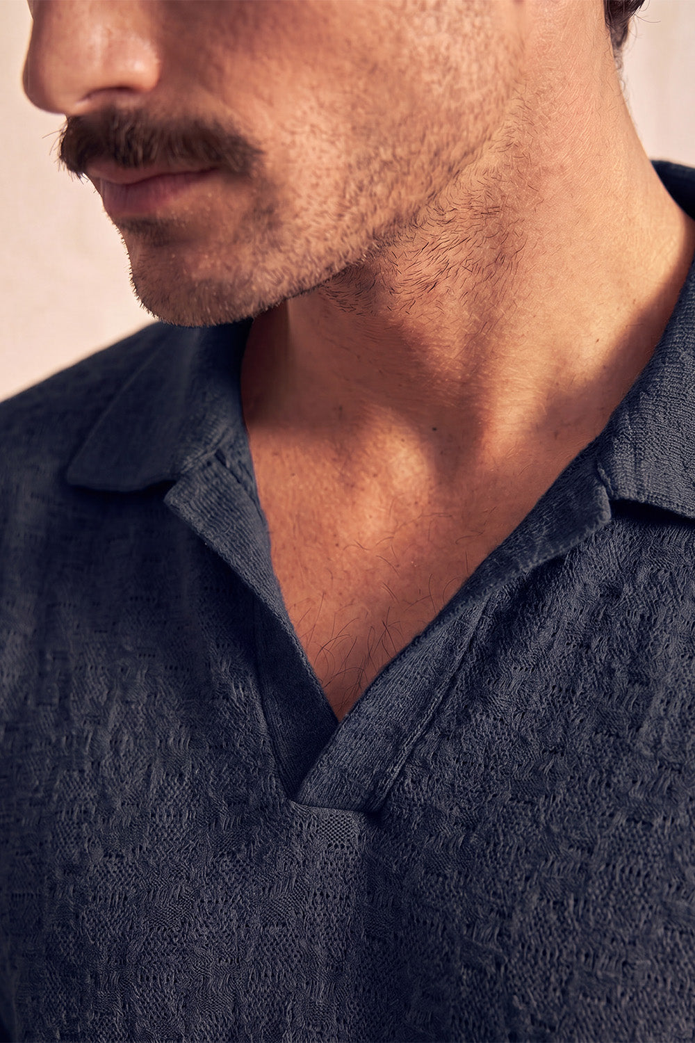 Polo de punto azul para hombres