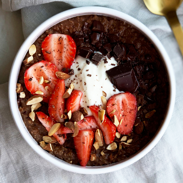 Bol de porridge bio nümorning chocolat et coco, avec des tranches de fraises pour le petit-déjeuner