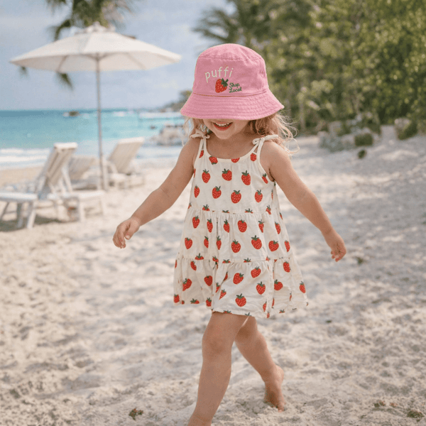 Puffi otroška bucket kapa Strawberry – UPF50+ zaščita | roza - PUFFI