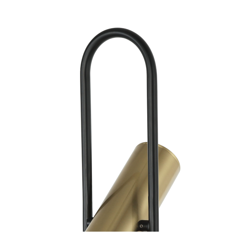 De gouden Reggio vloerlamp straalt klassieke elegantie uit. Perfect voor een sfeervolle ambiance in uw woonkamer.