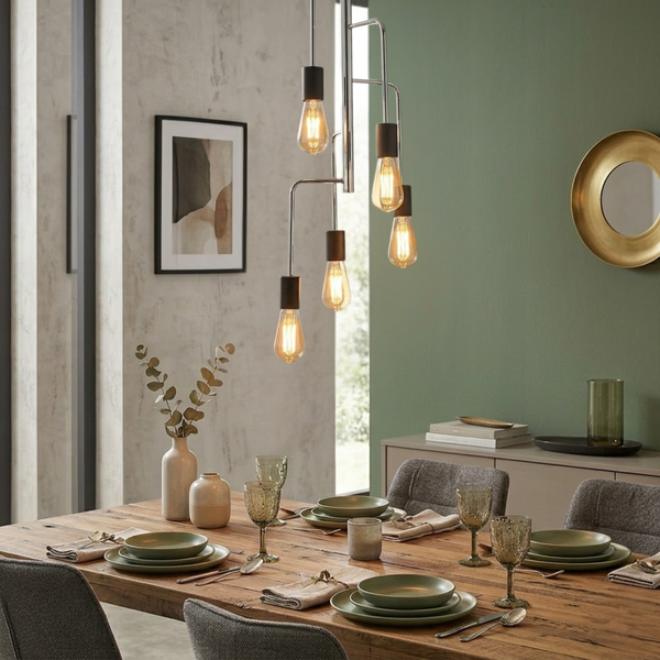 Een zwarte hanglamp in retrostijl, perfect voor een moderne inrichting. Creëert een warme, uitnodigende sfeer boven je tafel.