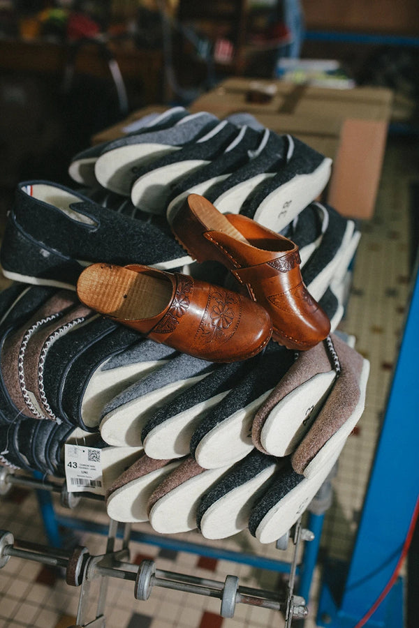 Sabot Breton à fleur sur un tas de chausson