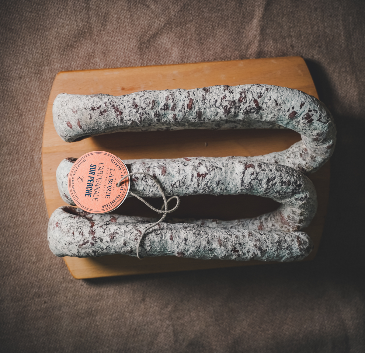 Saucisse sèche artisanale séchée sur perche