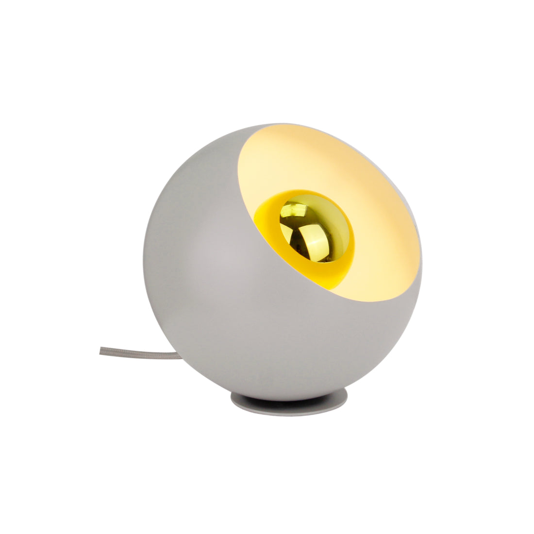 De grijze Occhio tafellamp voegt een vleugje elegantie toe aan je interieur. Perfect voor sfeervolle avonden thuis.