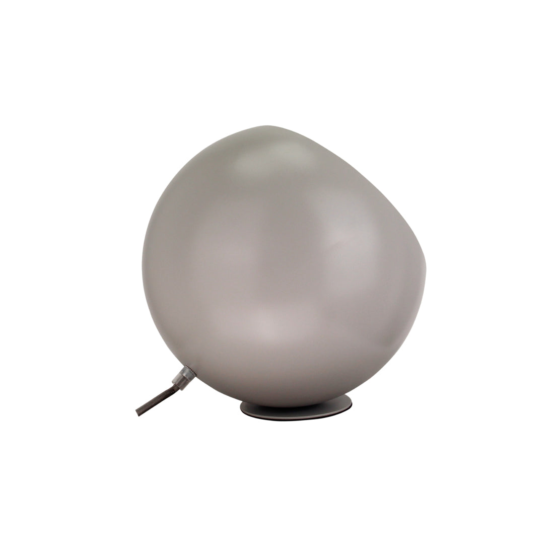 Een charmante detailfoto van de grijze Occhio tafellamp. Deze lamp voegt een verfijnde touch toe aan je interieur.