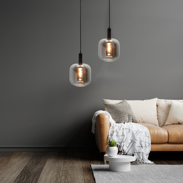 De zwarte Specchio hanglamp voegt een moderne touch toe aan je interieur. Perfect voor een sfeervolle ambiance!