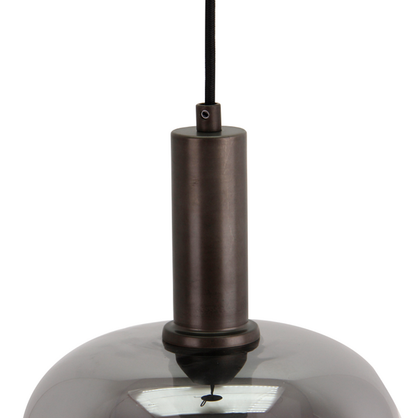 Verrijk je interieur met de zwarte Specchio hanglamp. Deze moderne lamp is een ware eyecatcher in elke ruimte.