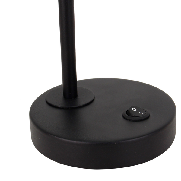 Detailfoto van de industriële zwarte tafellamp Spero. Deze lamp voegt een stoere charme toe aan elk interieur.