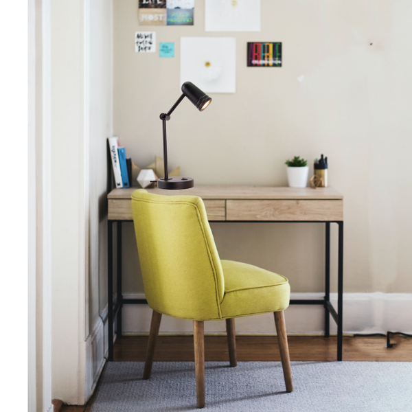 De zwarte Spero tafellamp heeft een industrieel design. Perfect voor een sfeervolle toevoeging aan je interieur.