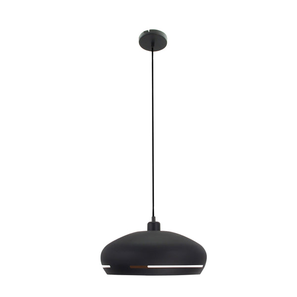 Detailfoto van de gouden Striscia hanglamp met zwart accent. Een luxe toevoeging die elke ruimte een warme sfeer geeft.