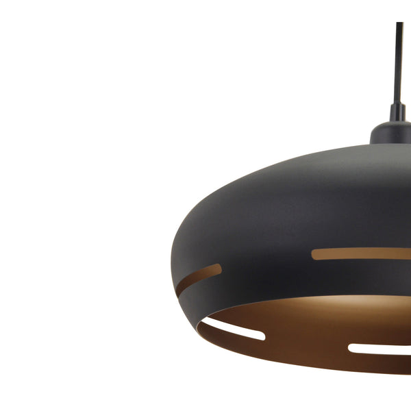 Goudkleurige hanglamp met zwarte accenten voor een luxe uitstraling. Perfect voor een stijlvolle eet- of woonkamer.