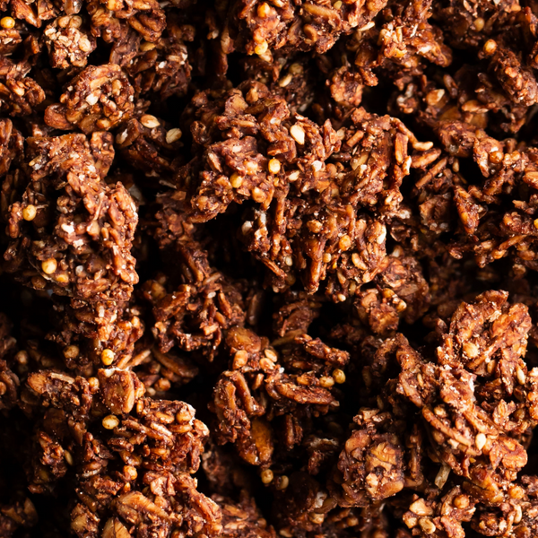 Gros plan sur le granola bio au chocolat Choco Boost de nümorning