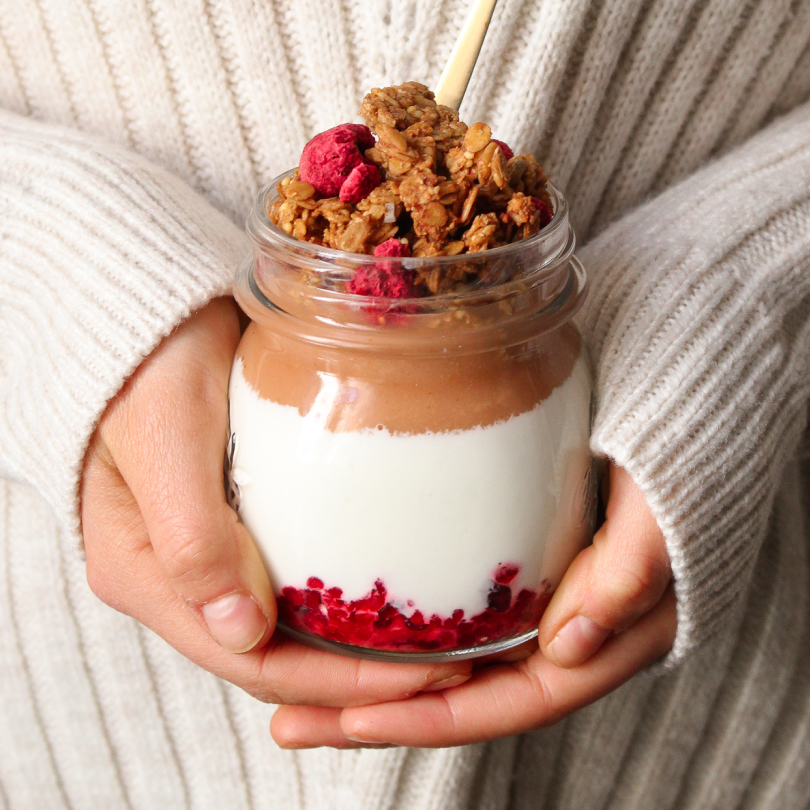 Bocal de granola bio framboise nümorning avec une base yaourt pour le petit-déjeuner