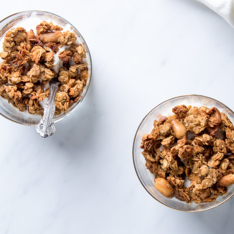 2 bols de granola bio nümorning au beurre de cacahuète, avec yaourt et noix pour le petit-déjeuner