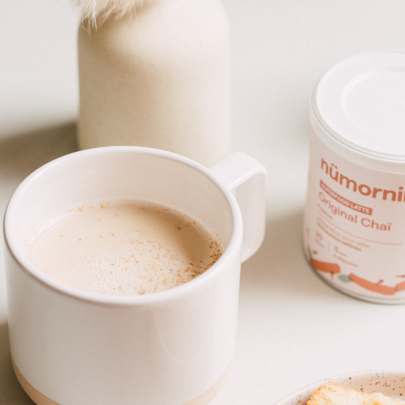Tasse de chai latte bio et peu sucré préparé avec le mélange L'Original Chaï en poudre de nümorning