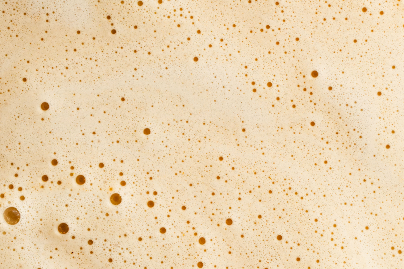 Gros plan sur le chai latte bio en poudre L’Original Chaï de nümorning après préparation