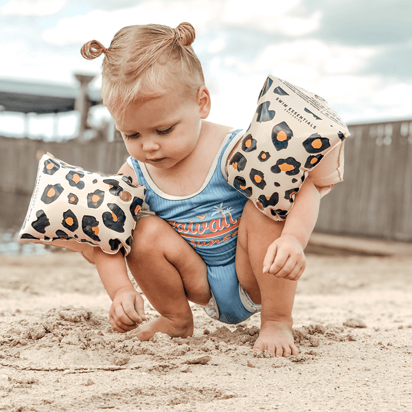 zwembandjes-0-2-jaar-beige-panterprint-swim-essentials-6