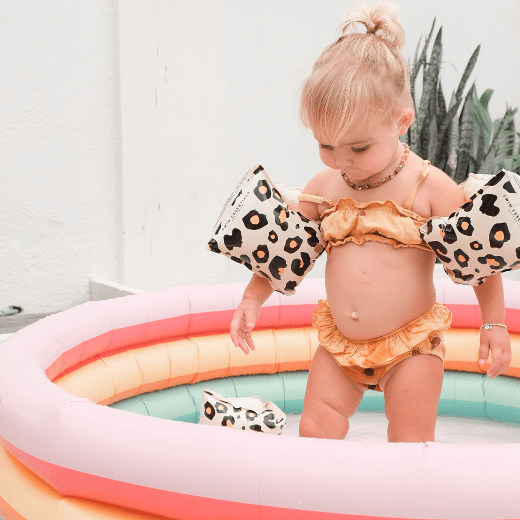 zwembandjes-0-2-jaar-beige-panterprint-swim-essentials-5