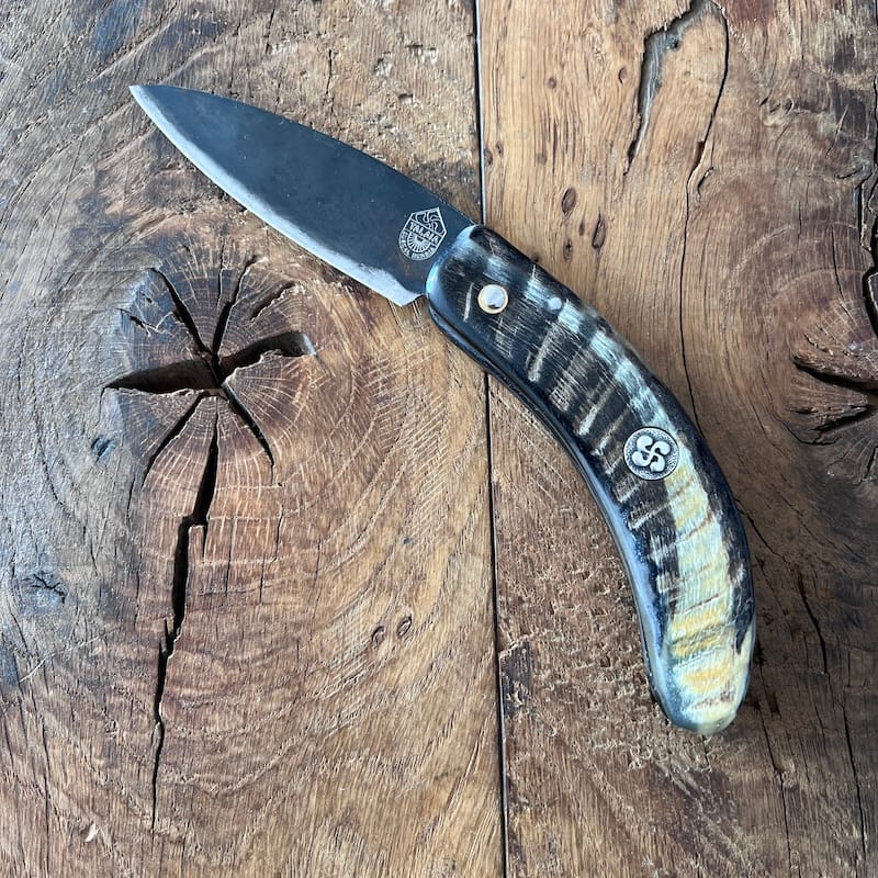 Le couteau basque du berger-l'authentique couteau basque traditionnel en corne de manech et sa lame en acier carbone.