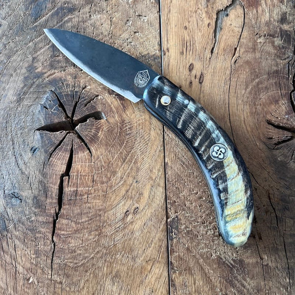 Le couteau basque du berger-l'authentique couteau basque traditionnel en corne de manech et sa lame en acier carbone.