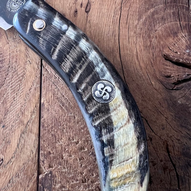 Le couteau basque du berger-l'authentique couteau basque traditionnel en corne de manech et sa lame en acier carbone.