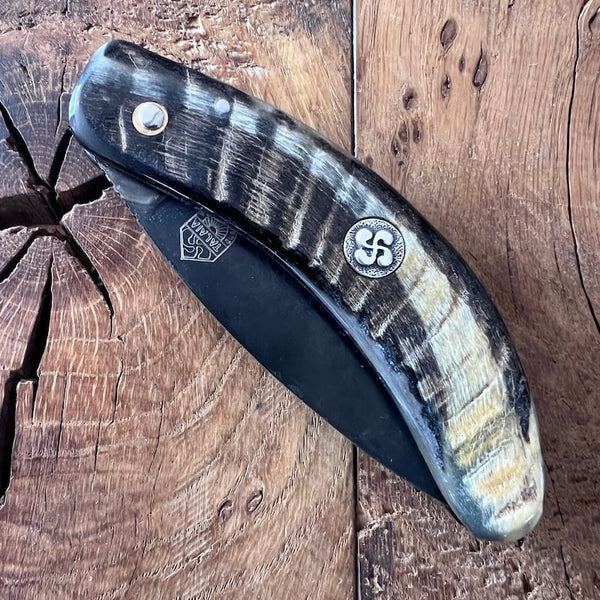 Le couteau basque du berger-l'authentique couteau basque traditionnel en corne de manech et sa lame en acier carbone.