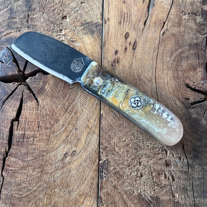 Le couteau basque du berger-l'authentique couteau basque traditionnel en corne de manech et sa lame en acier carbone.